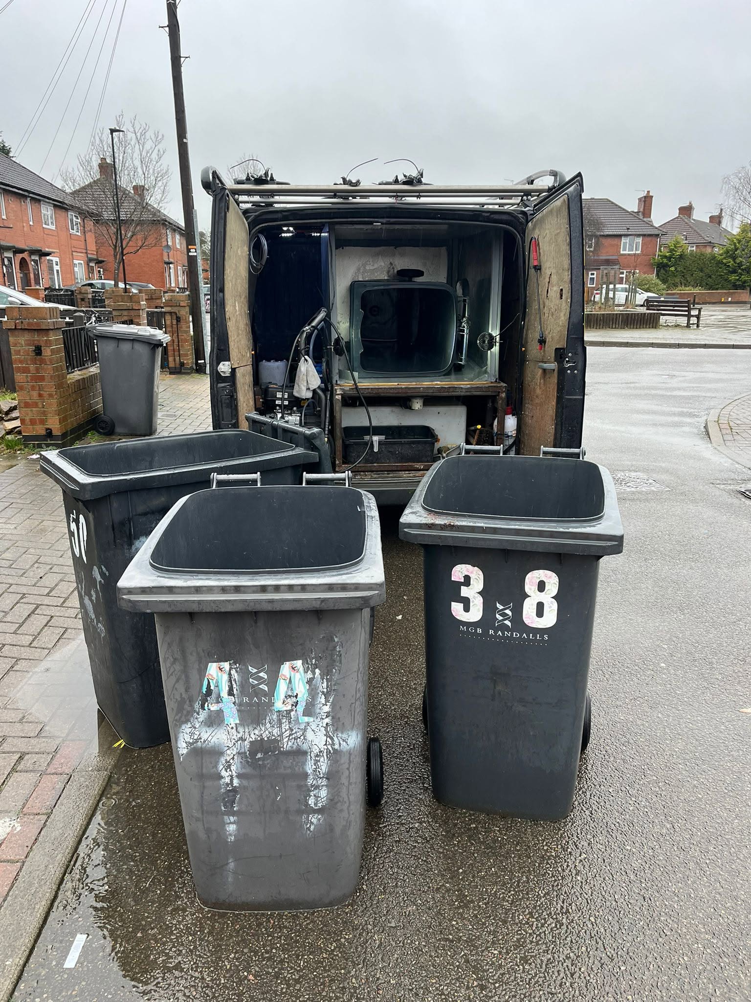 Apex Bin Cleans van with wheelie bins ready for cleaning